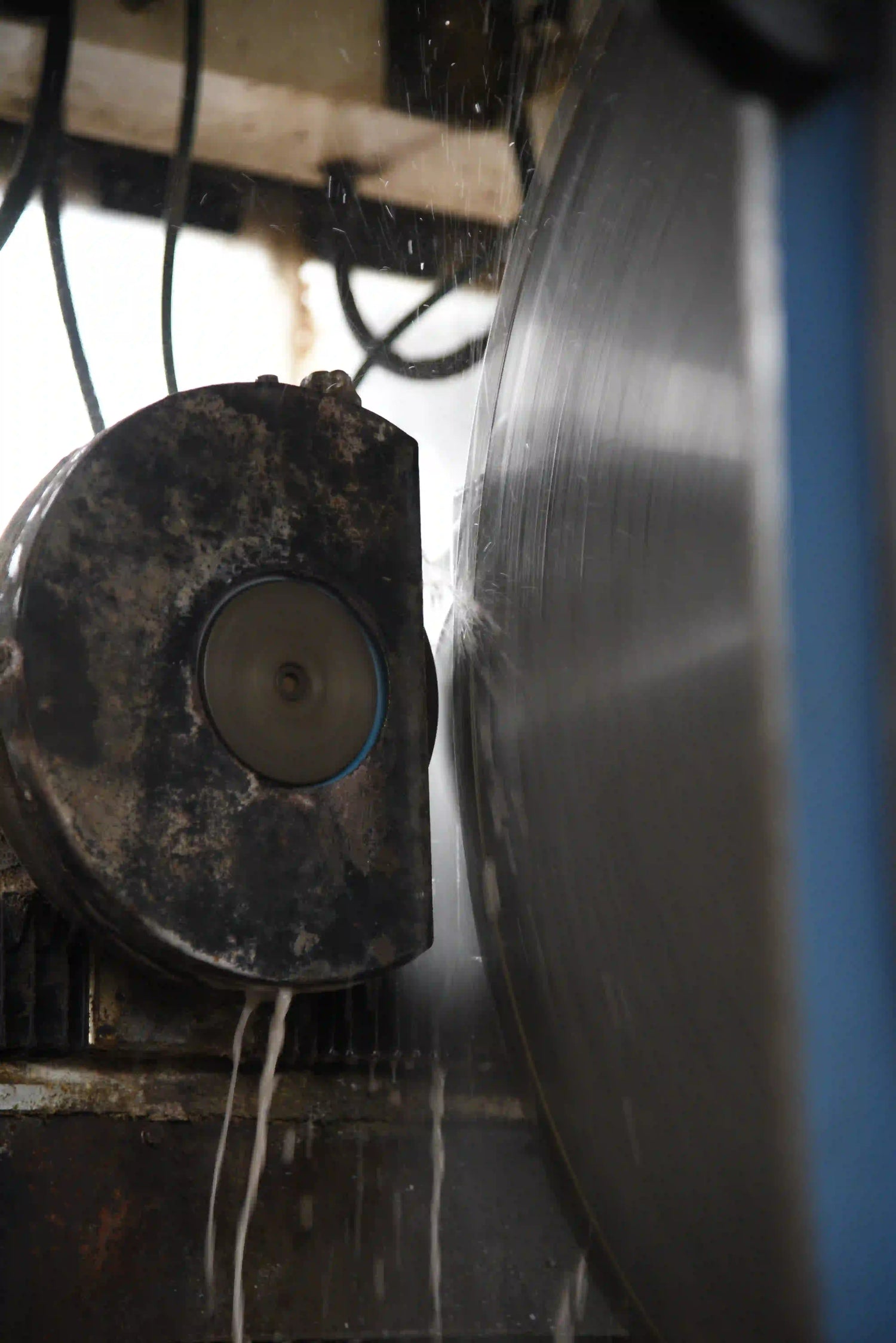 Diamond blade grinding machine